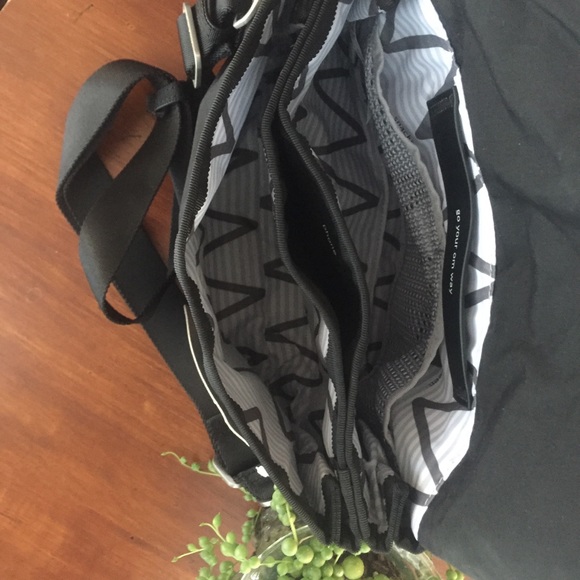 ❌SOLD❌🌵NWT lululemon party om bag - Picture 7 of 8